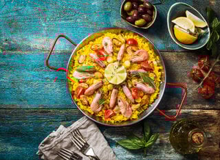 Receitas: Confira o passo a passo para fazer a paella perfeita