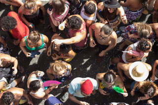 Na Cidade: Só alegria! Festas de rua e shows marcam a segunda-feira de Carnaval em Recife