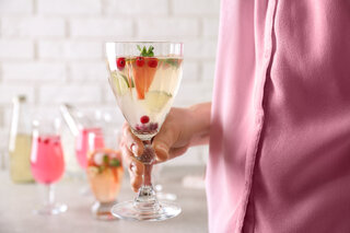 Receitas: 10 drinks feitos com vinho branco para se refrescar nos dias quentes do verão