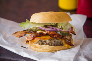 Promoções e descontos: Burger Joint celebra aniversário com hambúrguer e cerveja em dobro; saiba mais!
