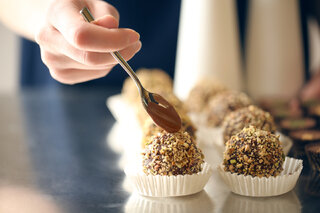 Receitas: Aprenda a fazer farofa doce de castanha de caju para usar em suas sobremesas