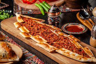 Receitas: Como fazer um delicioso pide turco recheado com carne e queijo