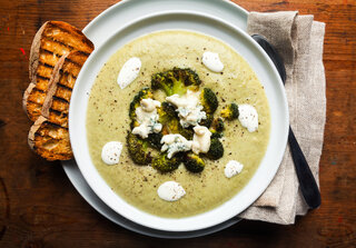 Receitas: Aprenda a fazer sopa de brócolis com gorgonzola