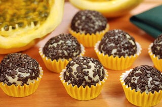 Receitas: 13 brigadeiros sabor fruta para fazer hoje mesmo