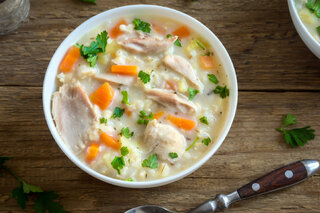 Receitas: Receita de canja de galinha nutritiva é perfeita para os dias frios do inverno; veja a receita!