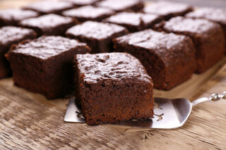 Receitas: Receita de bolo simples de chocolate vai te surpreender pela praticidade e sabor; veja a receita!