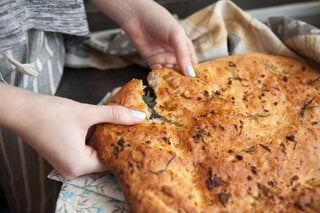 Receitas: Focaccia de aveia e manjericão vai te surpreender pelo sabor; veja a receita!