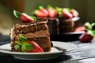 Receitas: Receita de bolo de brigadeiro com morango vai te surpreender; veja o passo a passo!