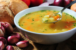 Receitas: Receita de sopa de alho-poró, cenoura e mandioquinha é perfeita para os dias frios; veja o passo a passo!