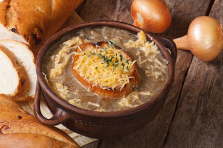 Receitas: Receita de sopa de cebola é perfeita para os dias frios; veja o passo a passo!