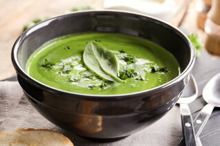 Receitas: Sopa cremosa de espinafre com aveia em flocos é opção para os dias frios; veja a receita!