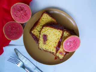 Receitas: Receita de bolo de fubá com goiabada vai te surpreender pelo sabor e facilidade de preparo; confira!