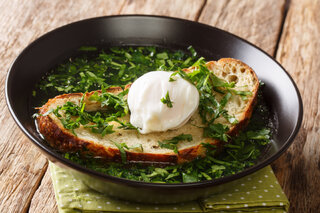 Receitas: Sopa portuguesa tem ovo poché servido sobre fatia de pão; aprenda a receita!