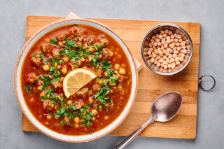 Receitas: Receita de sopa de grão-de-bico com carne é simples de fazer; confira!