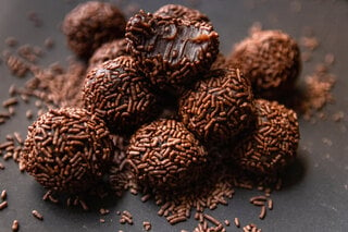 Receitas: 12 receitas de brigadeiro saudável que vão te surpreender pelo sabor