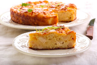Receitas: Torta de frango com queijo é prática e simples de fazer; confira a receita!
