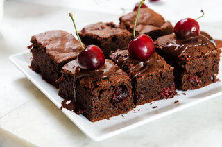 Receitas: Torta de brigadeiro com cerejas é opção deliciosa para a sobremesa; confira a receita! 