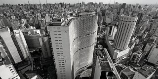 Na Cidade: Mostra na Estação Largo Treze do metrô apresenta São Paulo em fotos em preto e branco 