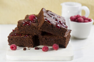 Receitas: Receita de bolo quente de chocolate e amoras vai te surpreender pelo sabor; confira!