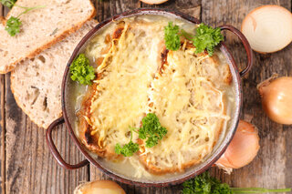Receitas: Receita de sopa de cebola gratinada é deliciosa e uma ótima pedida para os dias frios; veja o passo a passo!
