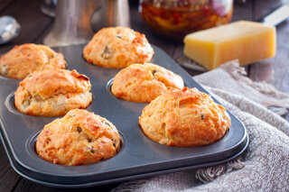 Receitas: Muffin de queijo, tomate e manjericão é fácil de fazer e ótima opção de lanche da tarde