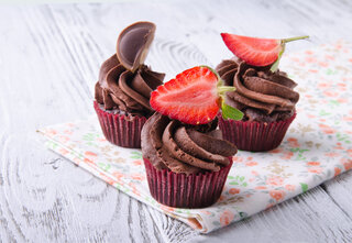 Receitas: Muffin de morango com cobertura de chocolate é delicioso; confira a receita!