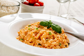 Receitas: Arroz cremoso italiano com tomate e parmesão é receita saborosa e prática para o almoço ou jantar; confira!