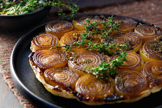 Receitas: Receita de tarte tatin de cebola é opção saborosa para almoço ou jantar; veja o passo a passo!