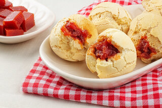 Receitas: Pão de queijo recheado com goiabada é perfeito para o lanche da tarde; veja o passo a passo!