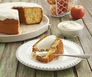 Receitas: Bolo de Maçã com Cobertura de Queijo: aprenda a receita e inove no café da manhã!