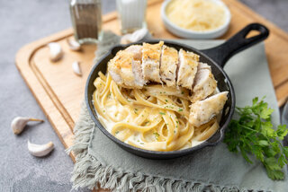 Receitas: Receita de Macarrão com Frango e Molho Branco: o prato perfeito para o jantar em família