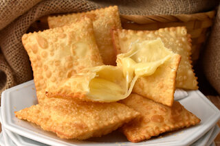 Receitas: Receita: Pastel de Feira com Cachaça crocante e simples de fazer!