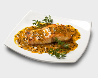 Receitas: Salmão no forno com molho de maracujá é perfeito para o almoço; veja o passo a passo!