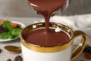Receitas: Esfriou? Aprenda a fazer um saboroso chocolate quente com vinho