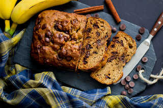 Receitas: Receita de bolo de banana com pedaços de chocolate é deliciosa; veja o passo a passo!