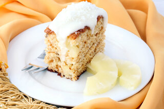 Receitas: Receita de bolo de abacaxi com coco vai te surpreender pela facilidade; confira!