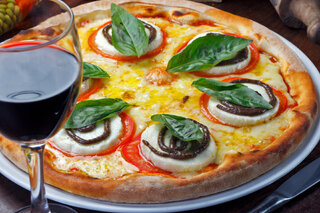 Receitas: Receita de pizza de caprese vai te surpreender pela facilidade de preparo; confira!
