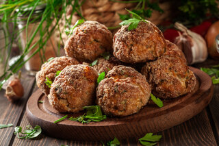 Receitas: Receita de bolinho de carne moída é aperitivo fácil e rápido; confira!