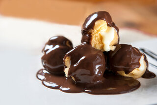 Receitas: Receita: profiteroles com calda de chocolate e recheio de sorvete