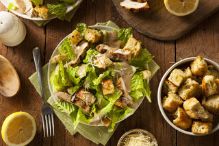 Receitas: Receita de Salada Caesar é deliciosa e simples de fazer; confira!