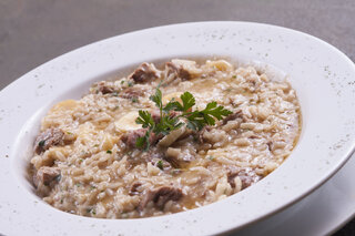 Receitas: Risoto de carne seca é delicioso e fácil de fazer; veja o passo a passo!