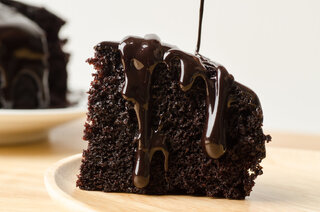 Receitas: Bolo de chocolate de liquidificador com calda cremosa de brigadeiro: fácil e pronto em 1 hora