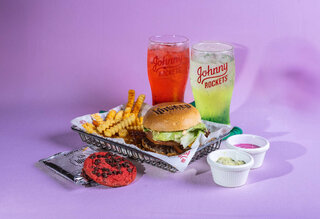 Na Cidade: Johnny Rockets celebra Halloween com ação inspirada em "Wicked" e distribui ingressos na Avenida Paulista