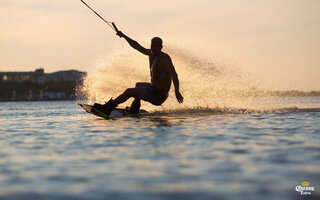 Praticar esportes aquáticos no Lago Paranoá