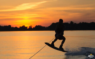 Praticar wakeboard na Represa Guarapiranga