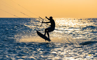 Praticar kitesurf na Praia Mole