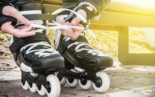 Curtir o fim de tarde sobre as rodas de um patins