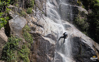 Fazer rapel e se refrescar na cachoeira do Tororó