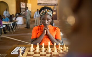 Jovem africana conquista o mundo com o xadrez em “Rainha de Katwe”