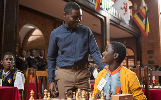 Rainha de Katwe' mostra a vida de Phiona que sonha em jogar xadrez